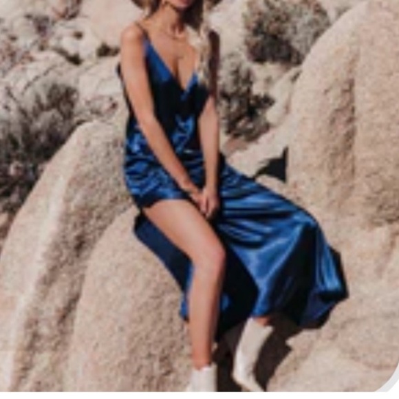 Blue silky dress - Picture 2 of 6